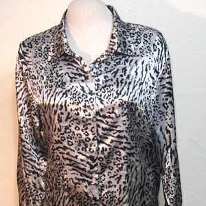 C D DANIELS Size: 3X Front Button Satin blouse